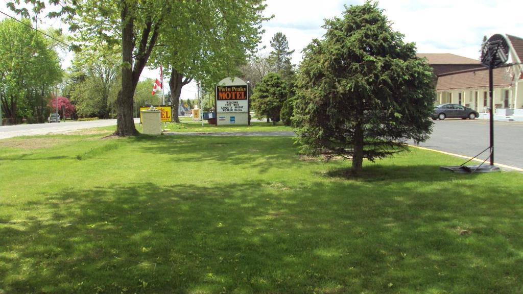 双峰汽车旅馆 Napanee 外观 照片