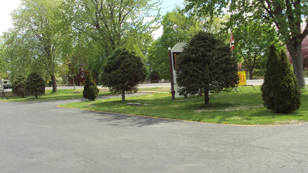 双峰汽车旅馆 Napanee 外观 照片