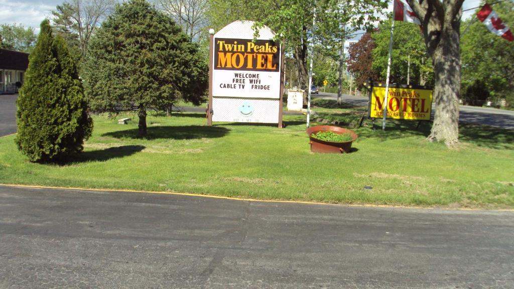 双峰汽车旅馆 Napanee 外观 照片