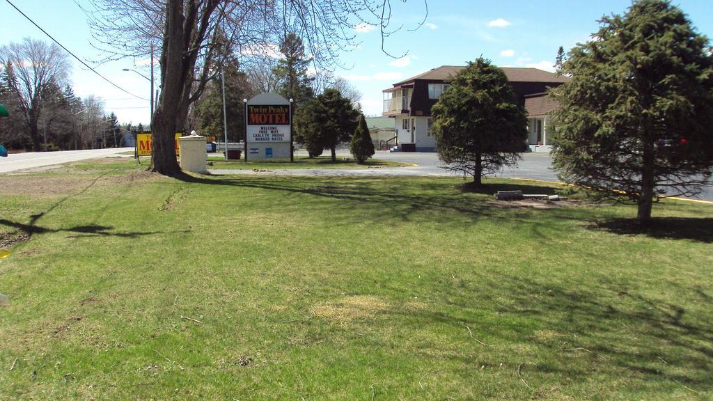 双峰汽车旅馆 Napanee 外观 照片